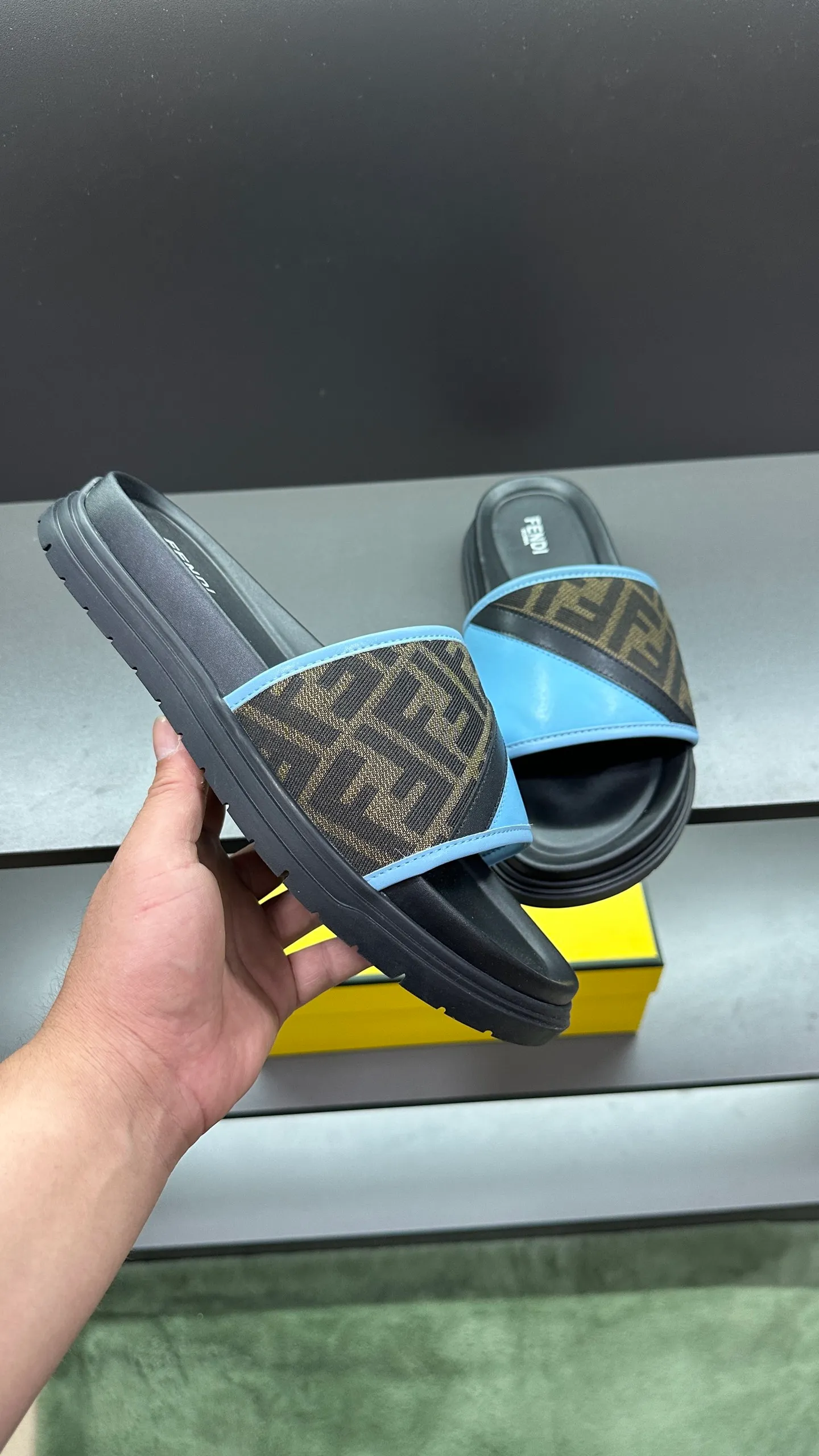 P300 [Fendi Slippers] High-end men's shoes brand, official website 1:1 latest masterpiece: original mold customization, fabrics made of imported original materials, upgraded outsole, lighter and non-slip. The market's top quality, simple yet tasteful, a must-have for fashionistas, fashionable at your feet, full of confidence, the same style at the counter 👍The season of summer slippers is here. Code: 38-45, 46 order
